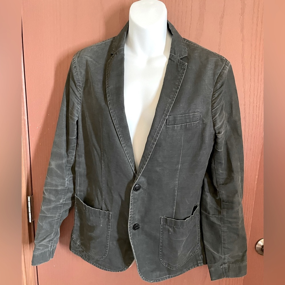 Gap XS jean jacket in an aged look. Two button closure & two front deep pockets.